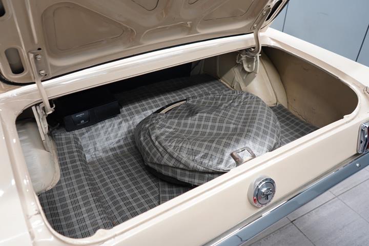 Beige Ford Mustang fra 1966