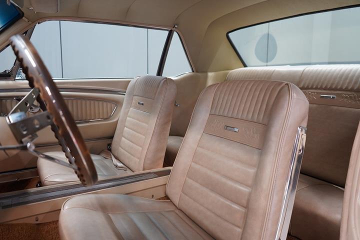 Beige Ford Mustang fra 1966