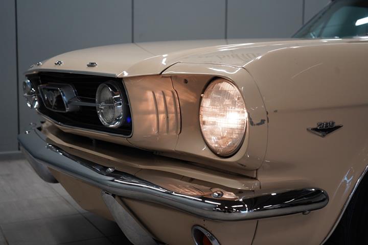 Beige Ford Mustang fra 1966