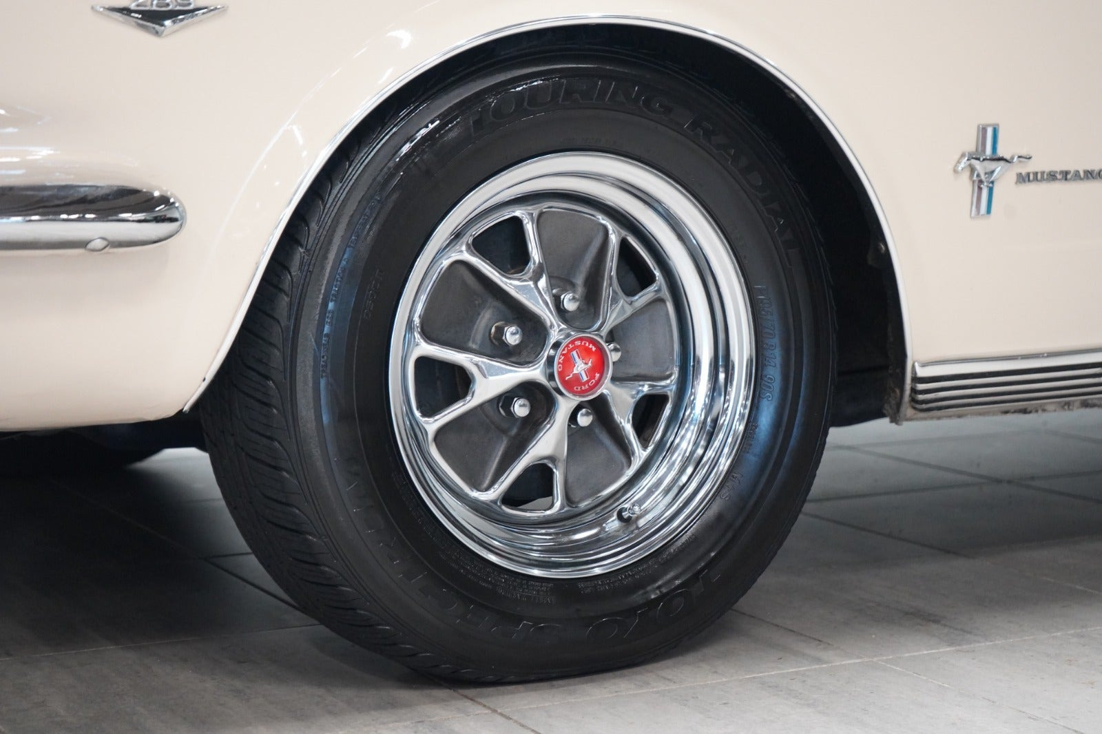 Beige Ford Mustang fra 1966