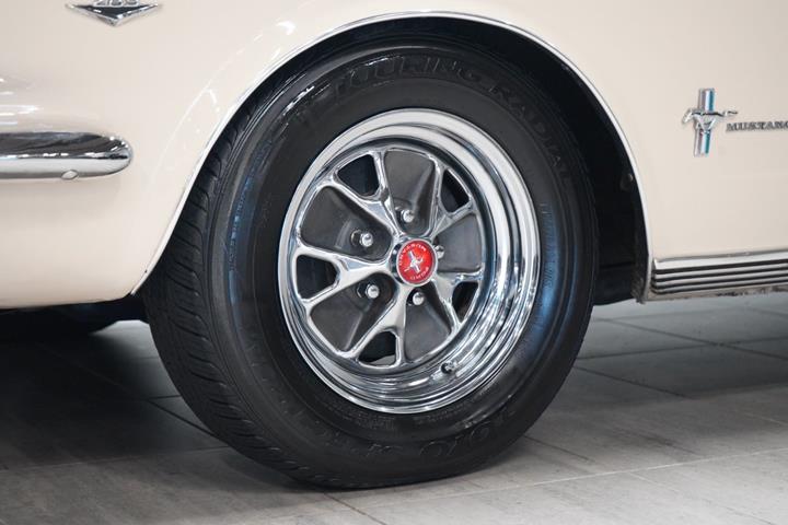 Beige Ford Mustang fra 1966