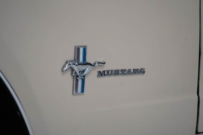 Beige Ford Mustang fra 1966