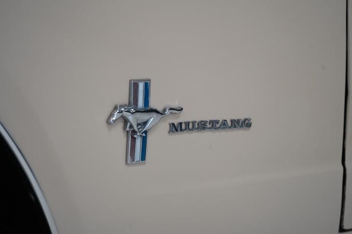 Beige Ford Mustang fra 1966