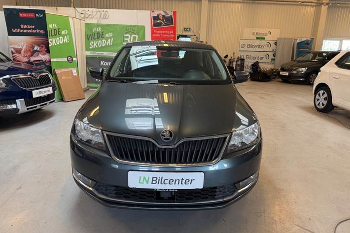 Grå Skoda Rapid fra 2018
