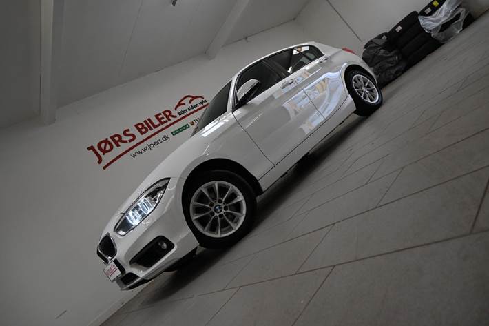 Hvid BMW 120d fra 2017 set udefra