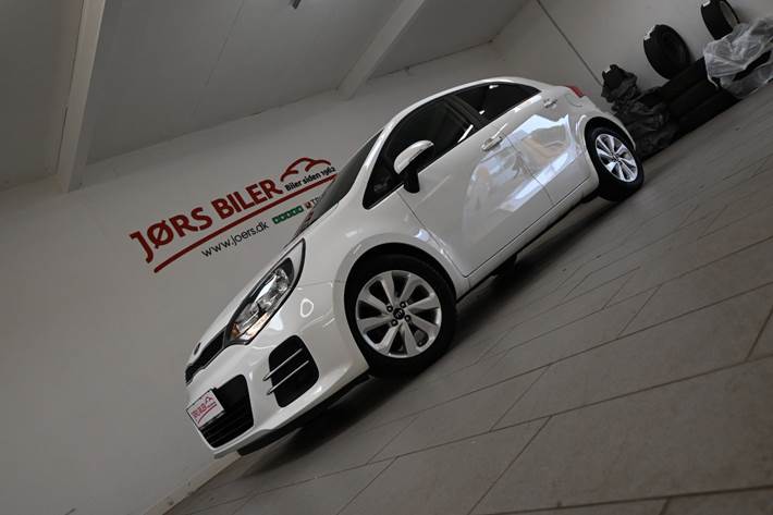 Hvid Kia Rio fra 2016 set udefra