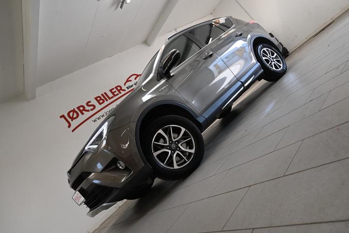 Beige Toyota RAV4 fra 2018