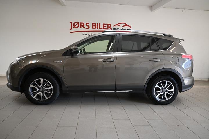 Beige Toyota RAV4 fra 2018