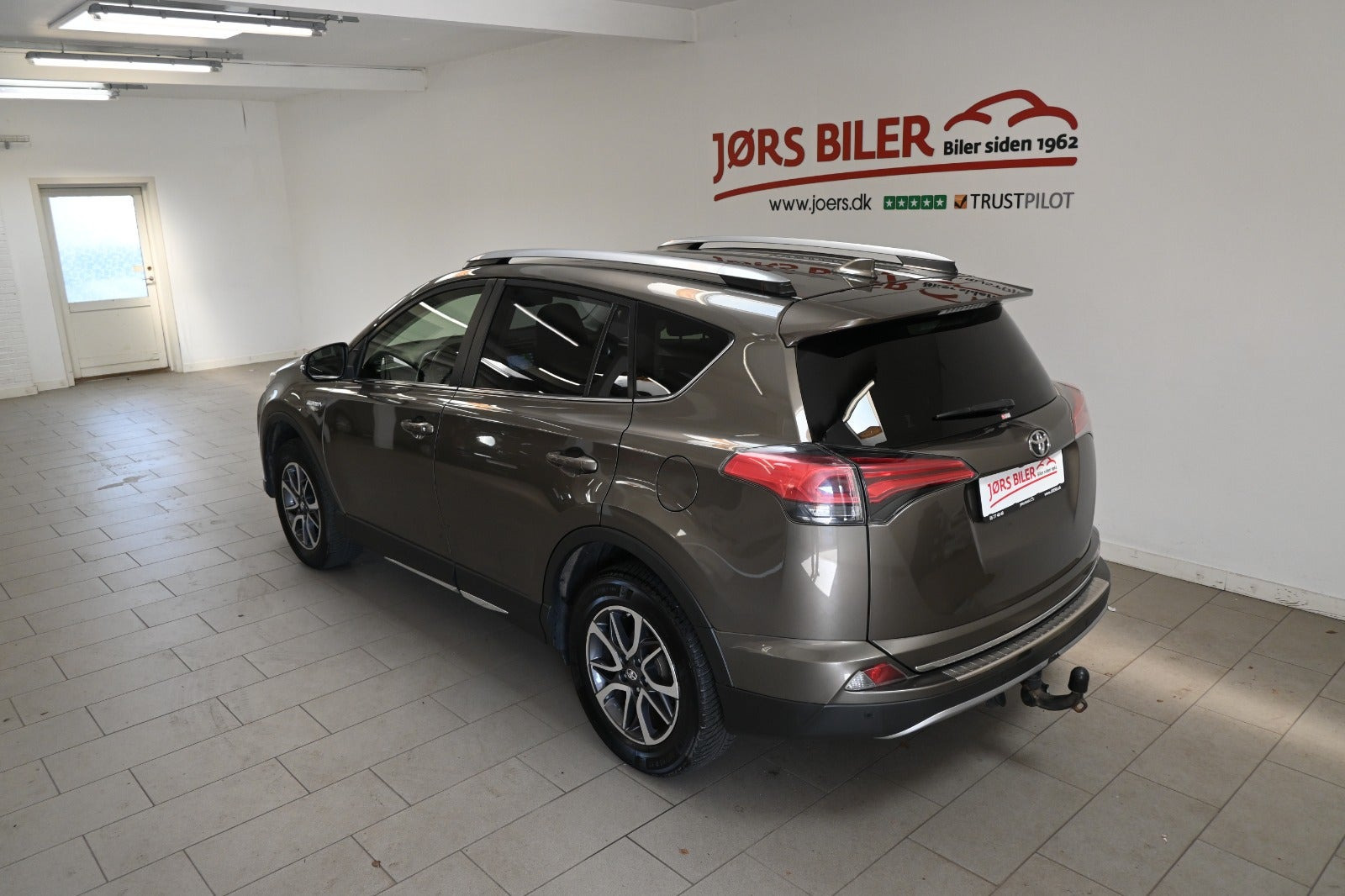 Beige Toyota RAV4 fra 2018