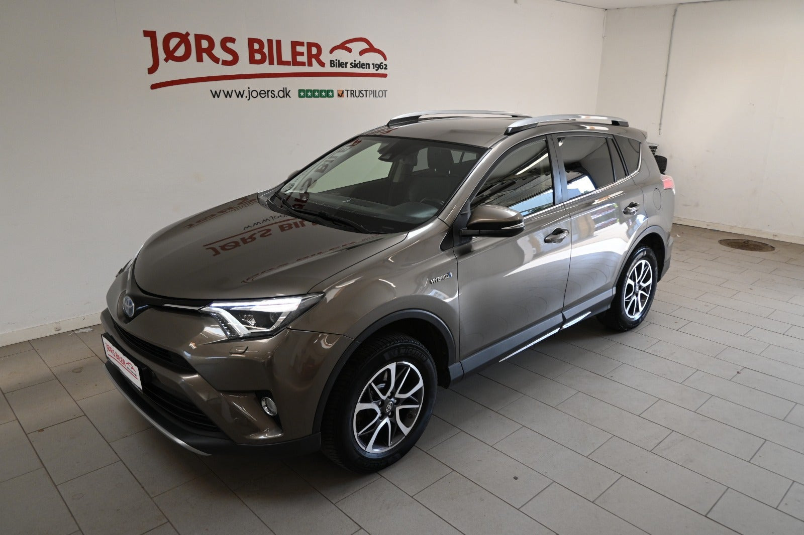 Beige Toyota RAV4 fra 2018