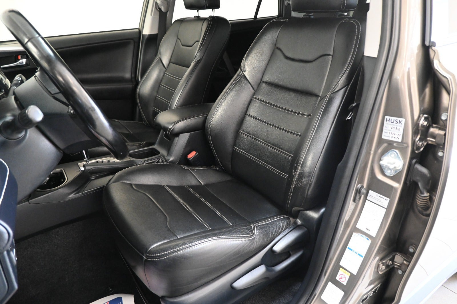 Beige Toyota RAV4 fra 2018