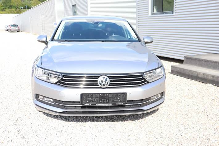 Grå VW Passat fra 2018