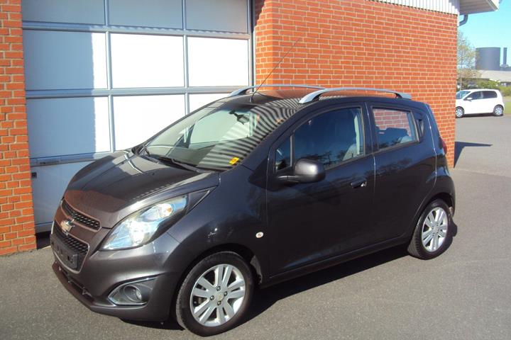 Grå Chevrolet Spark fra 2014 set udefra