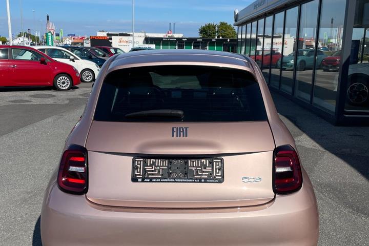 Grå Fiat 500e fra 2024