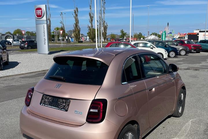 Grå Fiat 500e fra 2024