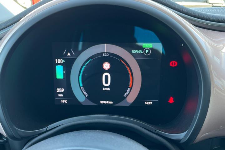 Grå Fiat 500e fra 2024