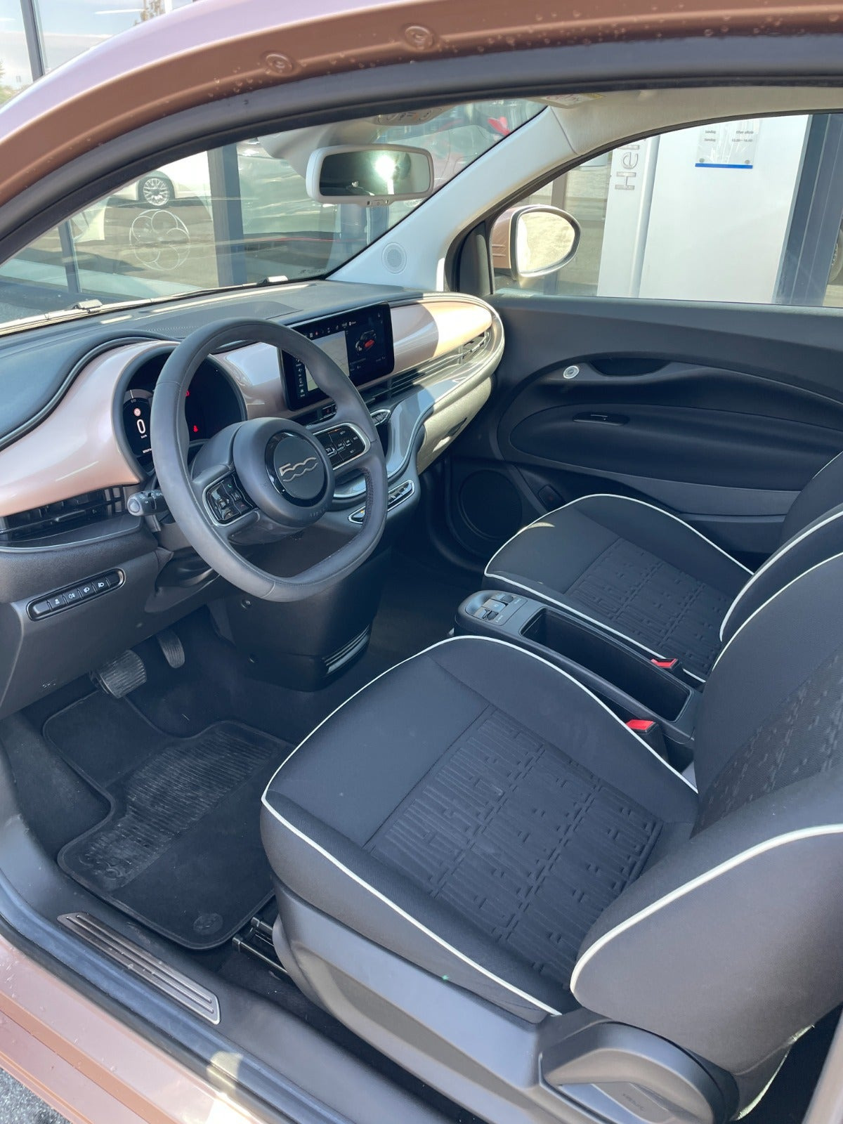 Grå Fiat 500e fra 2024