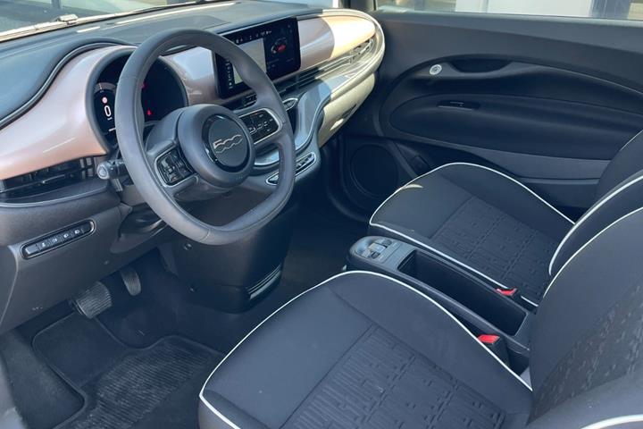 Grå Fiat 500e fra 2024