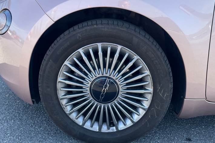 Grå Fiat 500e fra 2024