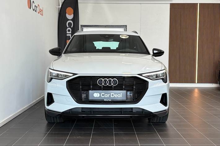 Hvid Audi e-tron fra 2021