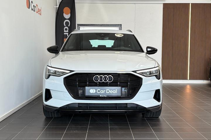Hvid Audi e-tron fra 2021
