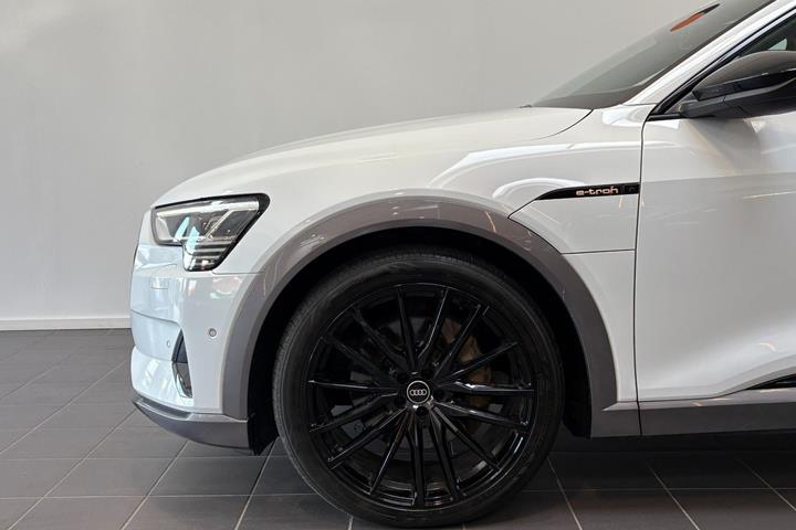 Hvid Audi e-tron fra 2021