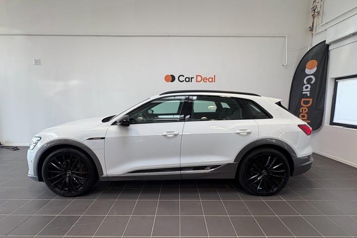 Hvid Audi e-tron fra 2021