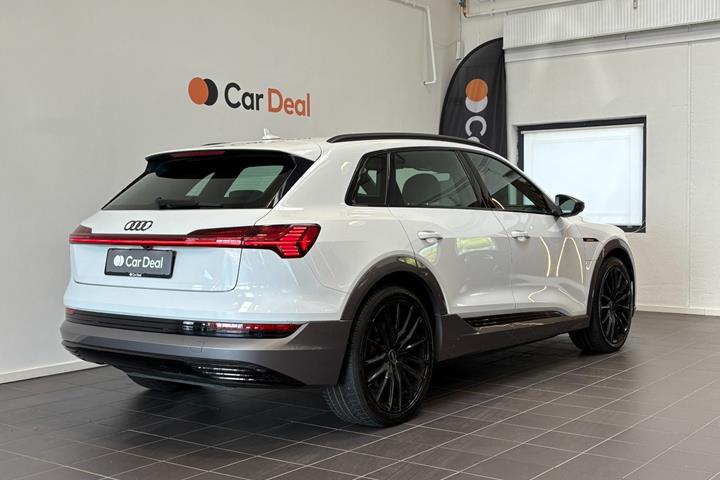 Hvid Audi e-tron fra 2021