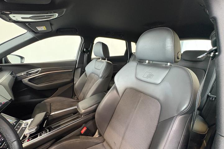 Hvid Audi e-tron fra 2021
