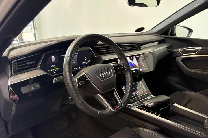 Hvid Audi e-tron fra 2021