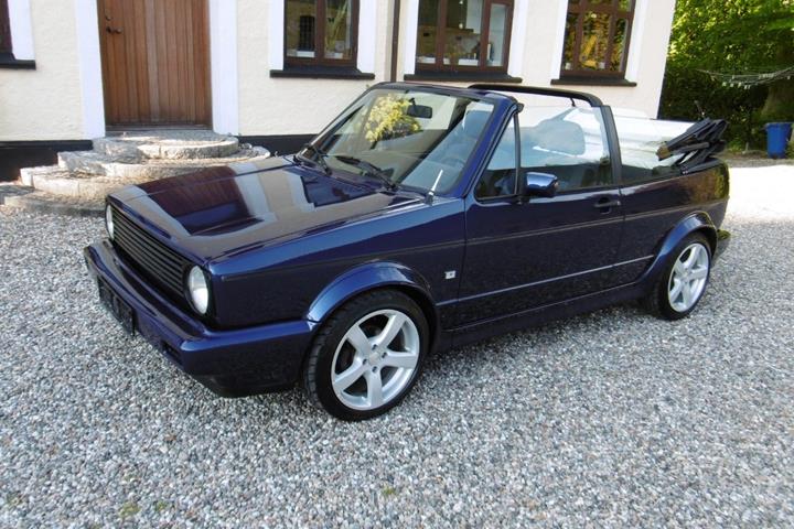 Blå VW Golf III fra 1990 set udefra
