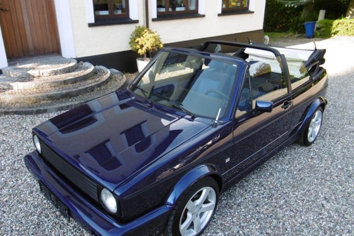 Blå VW Golf III fra 1990 set udefra
