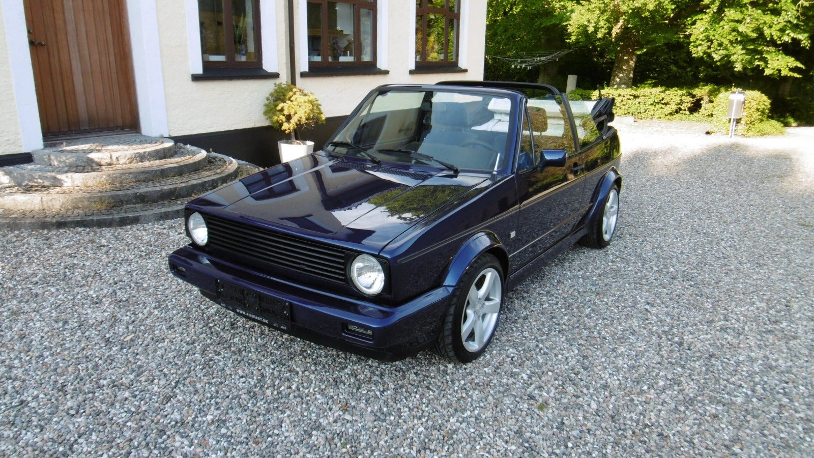 Blå VW Golf III fra 1990 set udefra