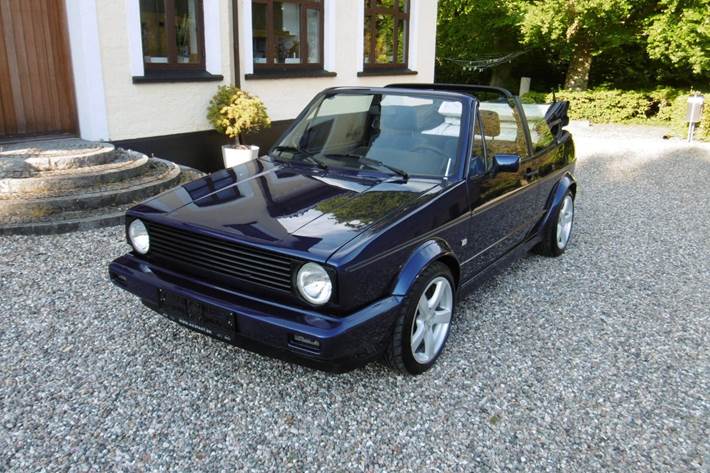 Blå VW Golf III fra 1990 set udefra