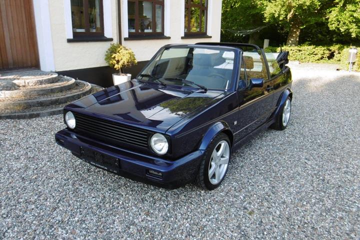Blå VW Golf III fra 1990 set udefra