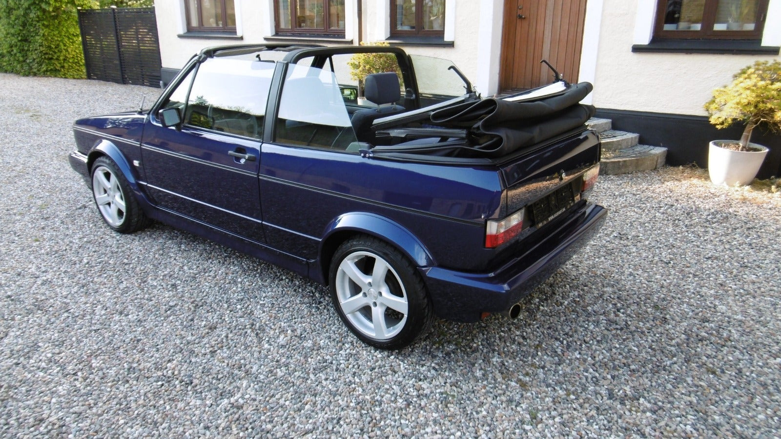 Blå VW Golf III fra 1990 set udefra