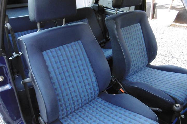 Blå VW Golf III fra 1990 set indefra