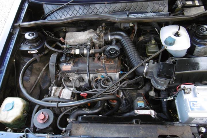 Blå VW Golf III fra 1990 set udefra