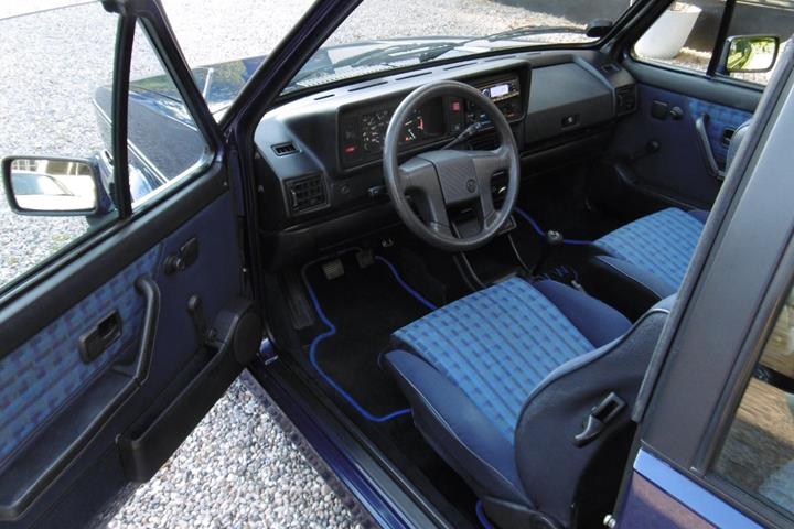 Blå VW Golf III fra 1990 set indefra