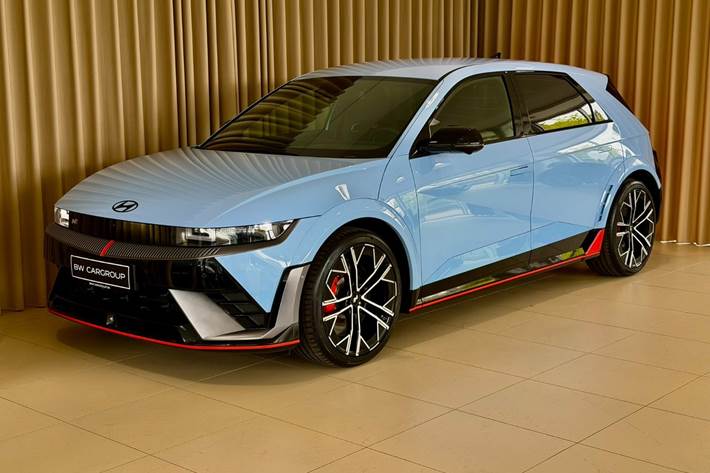 Blå Hyundai Ioniq 5 fra 2024 set udefra