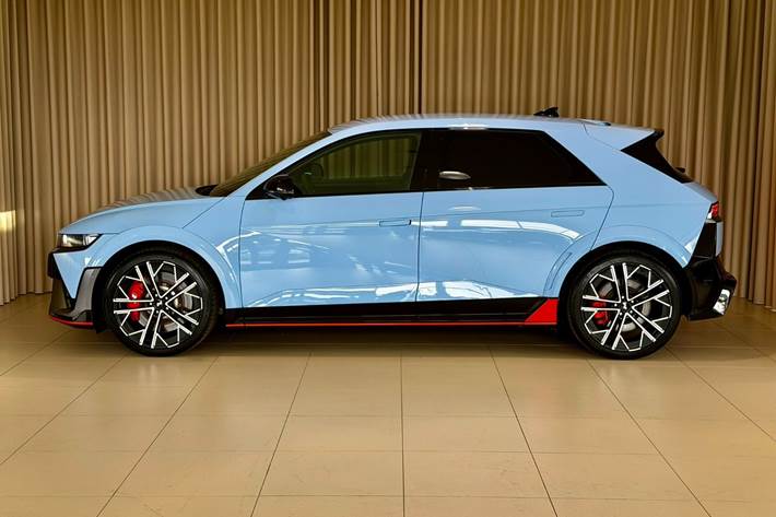 Blå Hyundai Ioniq 5 fra 2024