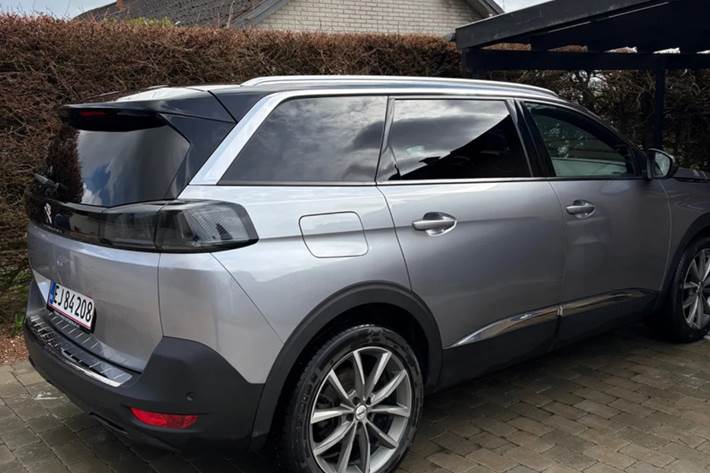 Grå Peugeot 5008 fra 2024