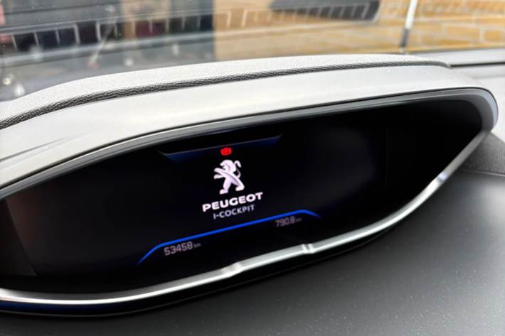 Grå Peugeot 5008 fra 2024