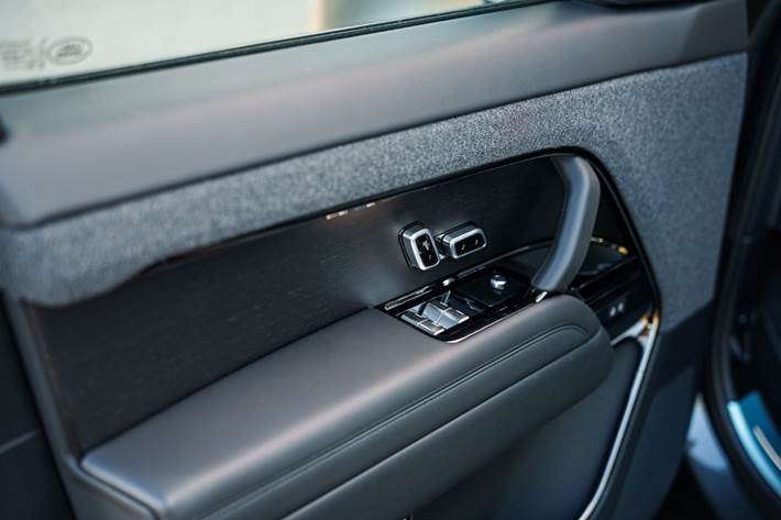 Grå Land Rover Range Rover sport fra 2025