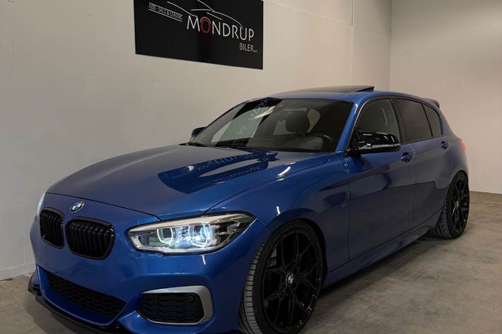 Blå BMW M140i fra 2017