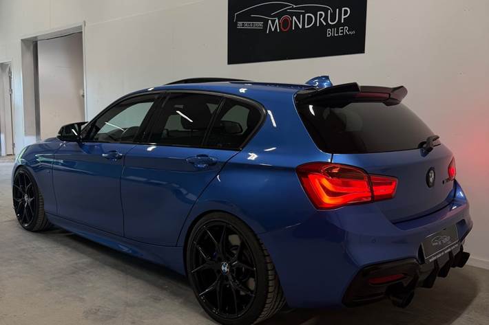 Blå BMW M140i fra 2017
