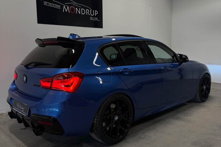 Blå BMW M140i fra 2017