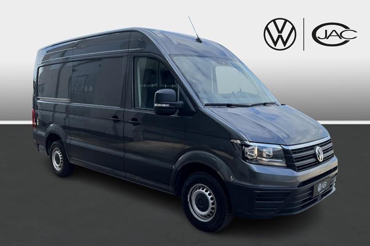 Grå VW Crafter 35 fra 2022 set udefra