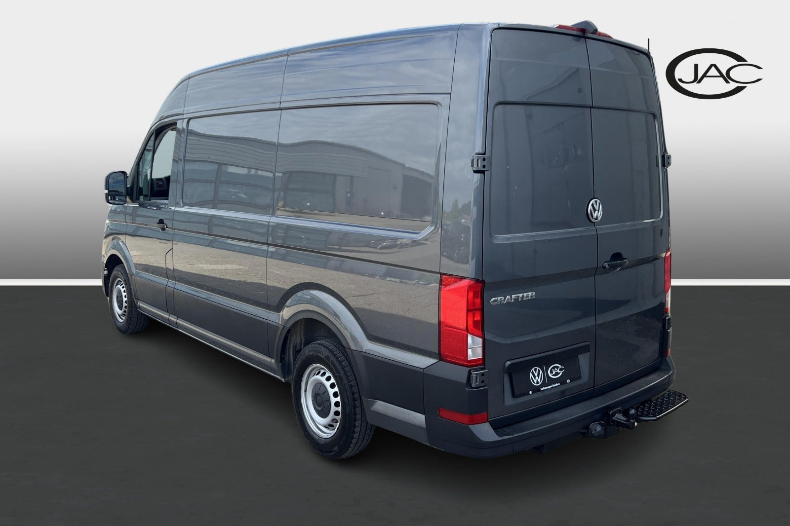 Grå VW Crafter 35 fra 2022