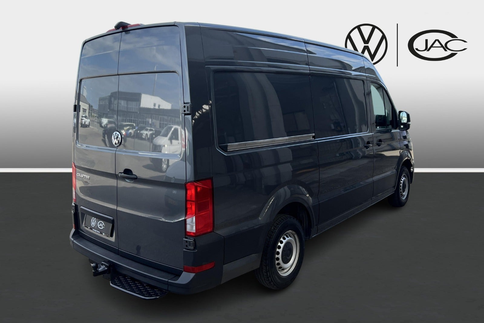 Grå VW Crafter 35 fra 2022